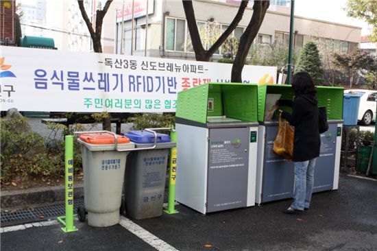 지난해부터 시범운영중인 음식물쓰레기 RFID 종량제 모습
