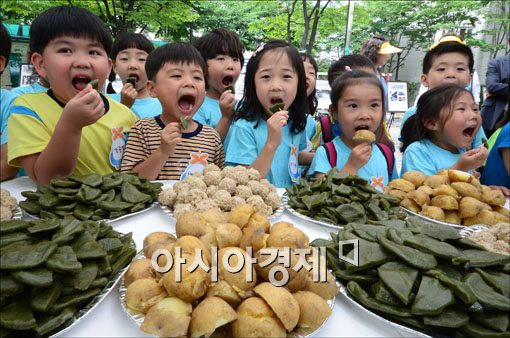 [포토] 6.25 전쟁음식 먹어보는 아이들