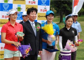  김효주(오른쪽에서 두번째)가 호심배 아마추어선수권 최종일 역전우승을 차지한 뒤 기념촬영을 하고 있다.