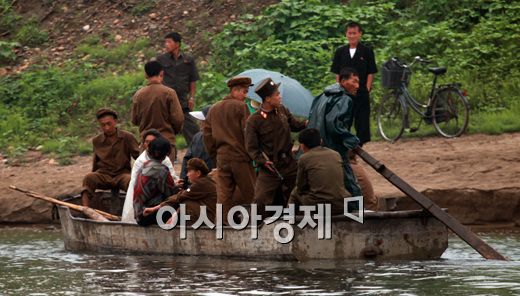 중국과 접경지역인 압록강변의 북한군.