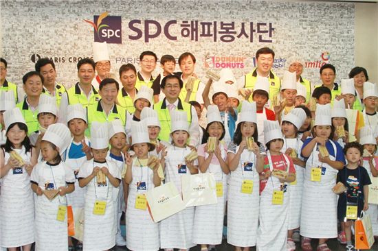 SPC그룹 해피봉사단이 22일 대구 삼립식품 공장에서 대구 지역아동센터 어린이들과 샌드위치를 함께 만들고 기념촬영을 하고 있다.