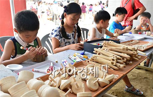 [포토] 전통팽이 만들기