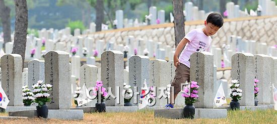 [포토] 묘비 살펴보는 어린이