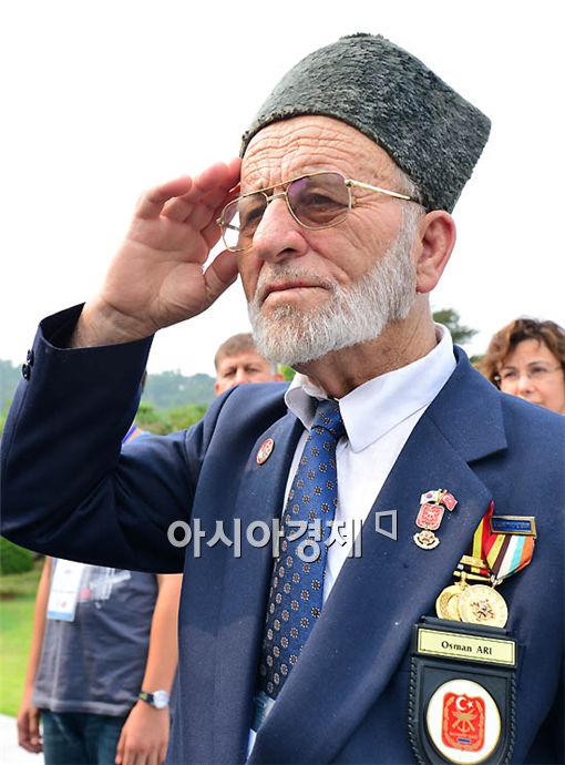 [포토] 회한이 담긴 경례