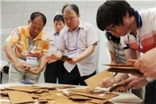지난 6월 충북 청원군 선거관리위원회가 부재자투표자수를 확인하고 있다