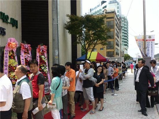 지난 22일 문을 연 해운대 푸르지오 시티 견본주택에 방문객들이 몰리면서 장사진을 치고 있다.  