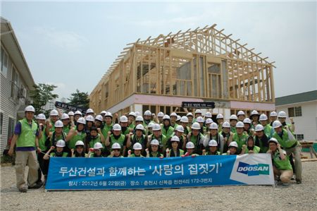 두산건설은 지난 22일 신입사원들과 함께 춘천시 신북읍 천전4리 해비타트 춘천현장에서 사랑의 집짓기 활동을 진행했다.