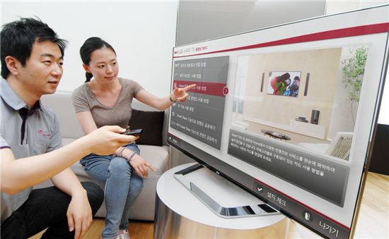 LG전자는 25일, 시네마3D 스마트TV 사용법을 동영상으로 안내하는 ‘LG 스마트TV 동영상 가이드’ 앱을 선보였다. 서울 여의도동에서 LG전자 서비스기사가 가정주부에게 스마트 ‘LG 스마트TV 동영상 가이드’ 앱을 소개하고 있다. 