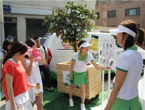 롯데칠성음료가 '네이처티' 거리 이벤트를 펼치고 있다.