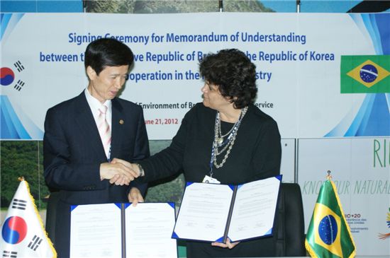 이돈구(왼쪽) 산림청장과 이자벨라 테이세이라 브라질 환경부 장관이 양해각서를 주고받고 있다.