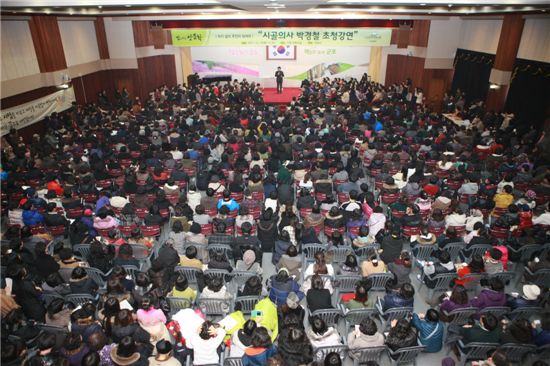 지난해 시골의사 박경철씨가 강연자로 나선 '밥이 되는 인문학' 강의에 1500여명의 군포시민이 몰려 성황을 이뤘다. 군포시에서는 매월  작가, 예술가 등 저명인사를 초청해 인문학 강의를 진행한다. 