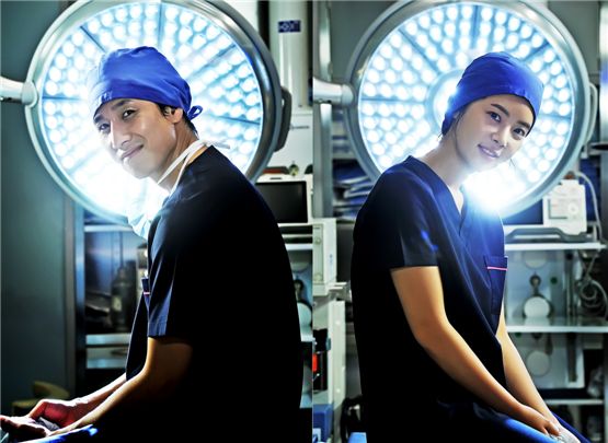 Photos of Lee Sun-kyun, Hwang Jung-eum in surgical gowns for "Golden Time" unveiled