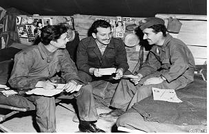 고향에서 온 편지를 읽고 있는 그리스군인들(1951년)