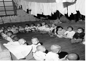 제주도 고아원에서 있는 어린이들(1951년)