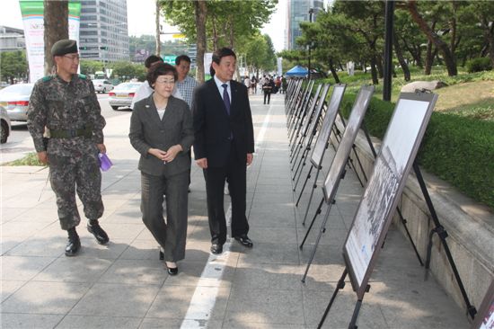 [포토]신연희 강남구청장,6·25사진 전시회 관람 