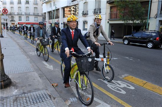 부에노스아이레스를 방문한 박원순 시장이 자전거를 직접 운전하며 자전거도로를 타고 있다.