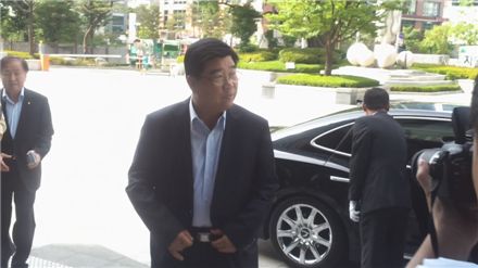 신동규 농협금융 회장 첫 출근 "노조와 대화할 것"