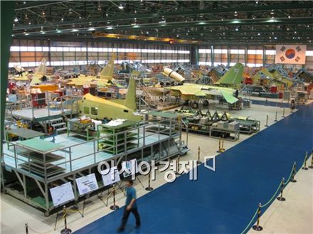 T-50을 조립하고 있는 한국항공우주산업의 사천공장