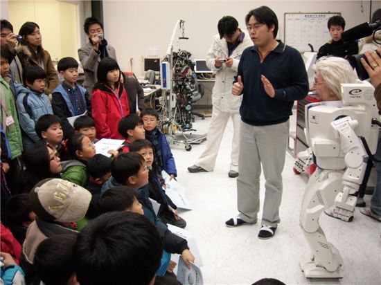 지난 겨울방학 때 대전에서 열린 과학영재캠프에서 참가학생들이 휴머노이드로봇 '휴보'와 만나고 있다.