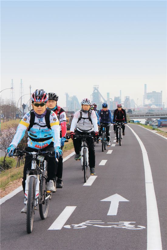 포스코는 지난 4월부터 매주 월요일을 ‘자전거로 출퇴근하는 날’로 정했다. 포항제철소 직원들이 5~10명이 함께 출발해도 안전하고 편안하게 이용할 수 있도록 설계된 자전거 전용도로 위를 달리고 있다.