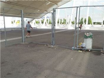 2004년 아테네 올림픽 경기장으로 들어가는 입구. 관리가 제대로 이뤄지지 않아 찾는 사람이 많지 않고 차고 넘치는 쓰레기통만 덩그러니 놓여 있다.