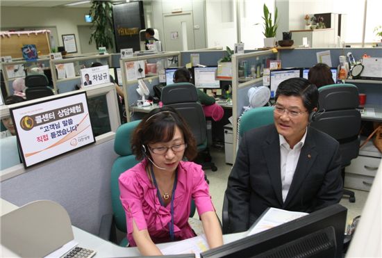 차남규 대한생명 대표이사(오른쪽)가 신설동 서울콜센터에서 이어폰을 통해 고객과 보험상담을 하고 있다.
