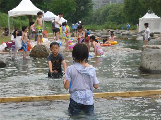강남구는 30일부터 양재천 물놀이장을 개장한다.
