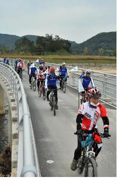 금강의 합강정 자전거길을 달리고 있는 자전거동호인들.