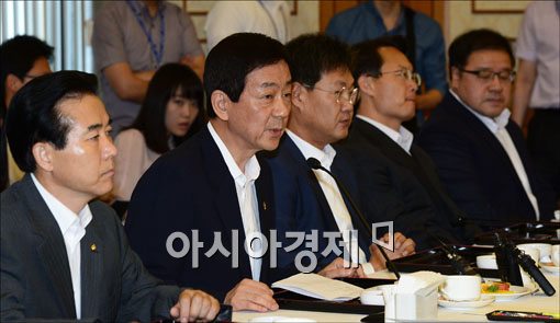 [포토] 화물연대 파업관련 발언하는 진영 정책위의장
