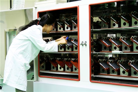 SK이노베이션 연구원이 생산된 배터리를 테스트하고 있다.