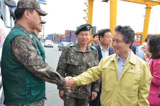 권도엽 국토해양부 장관이 부산항 신항을 방문해 위탁차량 수송을 위해 지원나온 20여명의 육군과 해군을 격려했다.