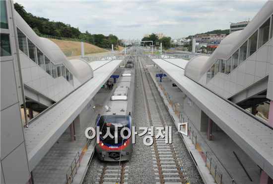 수인선 송도역~오이도역 구간이 오는 30일 운행을 시작한다. 수인선 송도역에서 대기 중인 시승 열차.