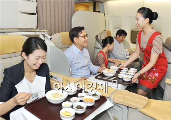 아시아나항공 승무원이 기내에서 여름 보양식인 황기 삼계죽과 삼계찜을 서비스 하고 있다.
