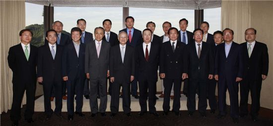 서울상공회의소 회장단은 28일 롯데호텔에서 회장단 회의를 개최했다.