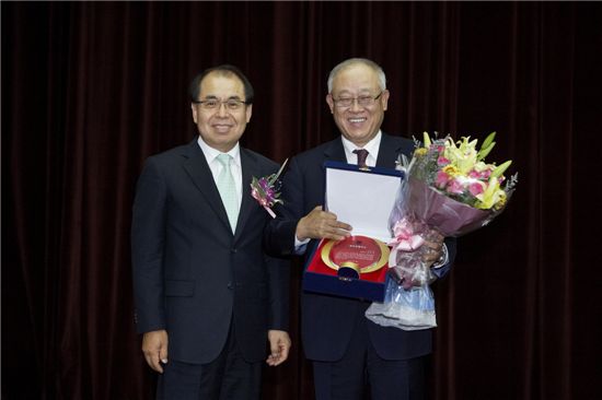 백우석 OCI 사장(오른쪽)이 28일 한국거래소에서 열린 2012 투명경영대상 시상식에서 대상을 수상하고 있다.