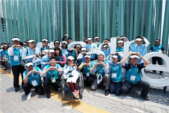 GS칼텍스 임직원 봉사자들이 여수세계박람회 GS칼텍스 기업관 앞에서 전국 장애아동 및 보육원 아동들과 함께 박람회를 관람하고 단체사진을 찍고 있다.