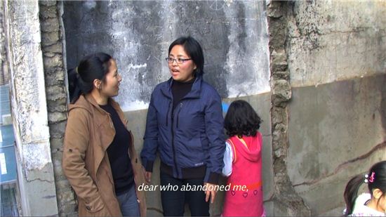 폐허가된 철원 북한 노동당사에서 찍은 이주영 작가의 퍼포먼스 영상작품. 새터민 여성에게 노래를 주문했더니 '아리랑'을 불렀다. 