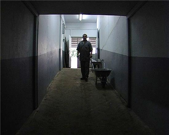 철원 DMZ 프로젝트 전시에 참여하는 다큐멘터리 작가 아망딘 페노의 최신작 'ADAK(아닥)'. 이 작품은 터키에서 양을 제물로 바치는 의식이 현재에도 계속 진행되고 있는 실제를 상황을 담고 있다. 페노는 철원 한 군부대의 생활상을 촬영할 예정이다. 