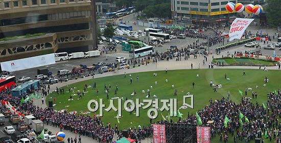 [포토] 줄 지어 행진하는 건설노조