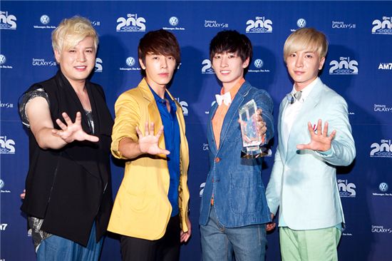 Super Junior's Shindong (left), Donghae (second to left), Eunhyuk (second to right) and Leeteuk (right) standing in front of the photo wall at the sixth Mnet 20's Choice Awards on June 28 [Mnet]