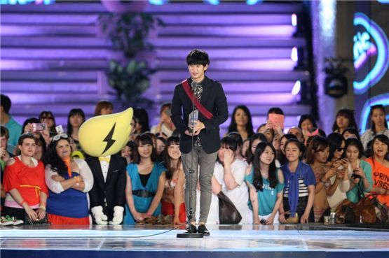 Actor Kim Soo-hyun during his acceptance speech at the 6th Mnet 20's Choice Awards held at the Banyan Tree Club & Spa Seoul in Seoul, South Korea on June 28, 2012. [Mnet]

