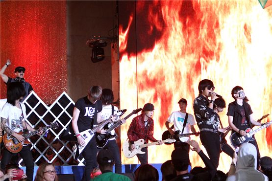 DJ Koo and YB performing at Mnet 20's Choice Awards held at the Banyan Tree Club & Spa Seoul in Seoul, South Korea on June 28, 2012. [Mnet] 

