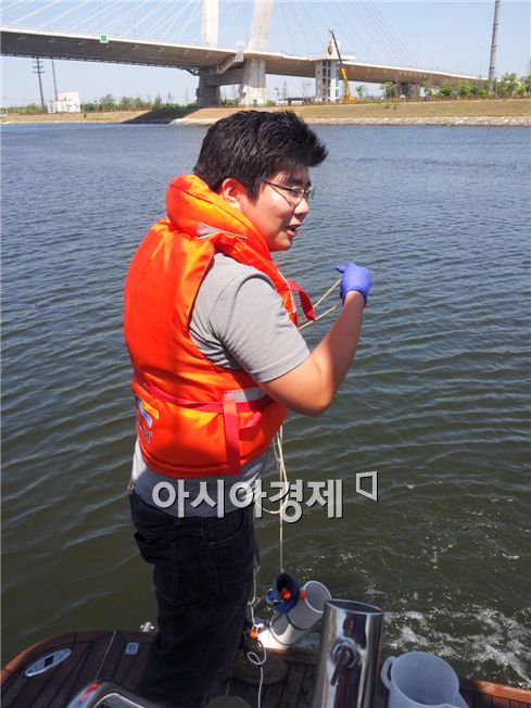 지난 27일 한국수자원공사 한 직원이 경인아라뱃길에서 수질 조사를 위한 샘플을 채취하고 있다. 사진=김봉수기자