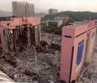 ▲ 1995년 6월29일 삼풍백화점 붕괴 당시 현장 모습