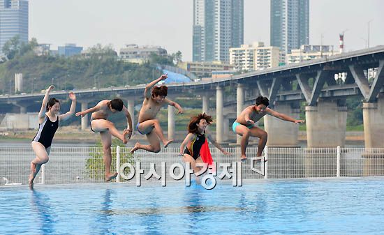 [포토] 29일, 한강공원 야외수영장 개장