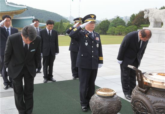 국립대전현충원에서 참배하고 있는 김기용(앞줄 가운데) 경찰청장. 맨 오른쪽은 민병원 대전현충원장.