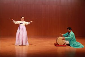 크라운-해태제과가 주최하는 한국의 풍류 일본공연에서 양주풍류악회 안숙선 명창이 홍보가를 부르고 있다.