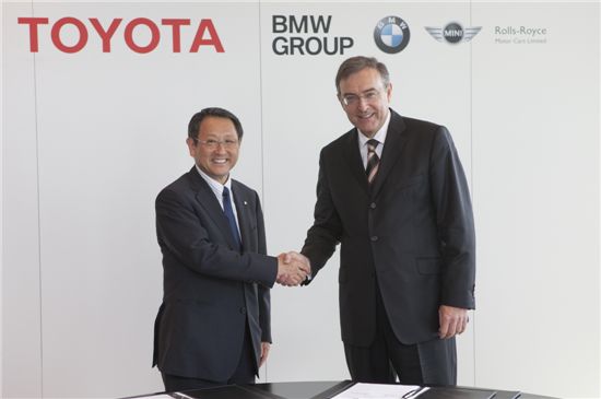 BMW-토요타 협력관계 강화 양해각서 조인식 이후 BMW그룹 이사회 노르베르트 라이트호퍼(오른쪽) 회장과 아키오 토요다 토요타자동차 사장(왼쪽)이 악수를 하고 있다.