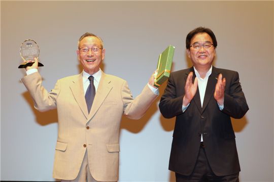 강일구(왼쪽) 호서대 총장이 대전에 있는 코레일 본사 사옥에서 정창영 코레일 사장으로부터 감사패를 받고 활짝 웃고 있다. 
