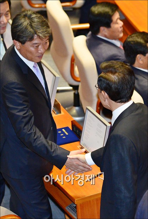 [포토] 김선동 통진당 의원과 악수하는 MB